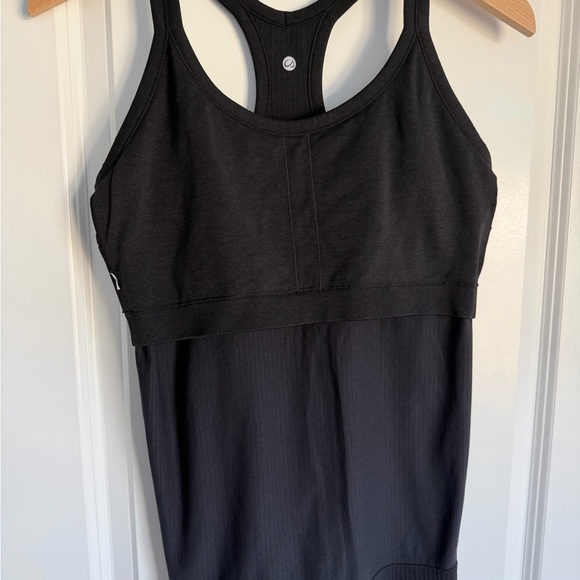 Excellent Condition. Seamless Racerback Ribbed Hip Length Tank - Picture 7 of 8